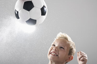 Junge im Kopfball-Fußball - PDF000496