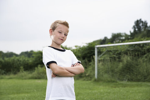 Selbstbewusster Junge im Fußballtrikot - PDF000498