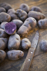 Blauviolette Trüffel de Chine-Kartoffeln auf Holztisch - LVF000212