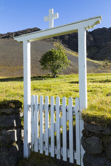 Island, Region Sudurland, geschlossene Tür und ein einzelner Baum - STSF000160