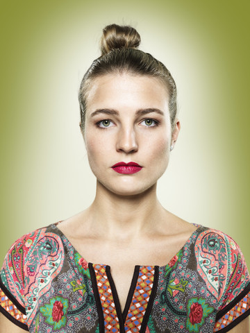 Porträt einer ernst dreinblickenden jungen Frau, Studioaufnahme, lizenzfreies Stockfoto