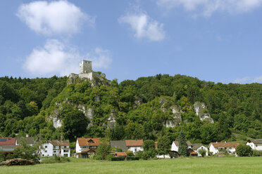 Deutschland, Bayern, Wellheim, Blick auf die Burg Wellheim - LB000312