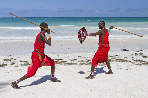 Afrika, Kenia, Küstenprovinz, Bezirk Kwale, Diani Beach, Kampfdemonstration der Massai - WL000003