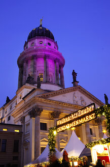 Deutschland, Berlin, Weihnachtsmarkt am Gendarmenmarkt vor dem Konzerthaus - ALEF000078