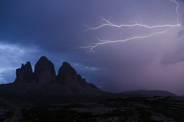 Italien, Dolomiten, Drei Zinnen während eines Gewitters - PAF000027