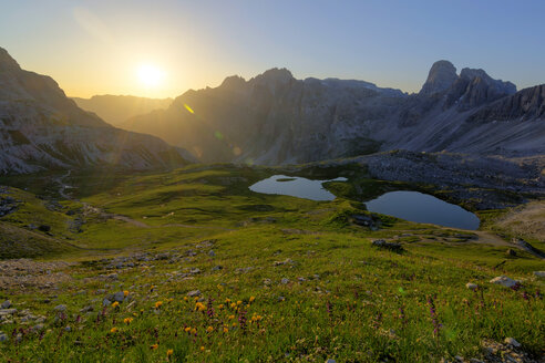 Italien, Dolomiten, Drei Zinnen bei Sonnenaufgang - PAF000030