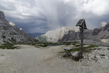 Italien, Dolomiten, Drei Zinnen, Bank am Wegkreuz - PAF000033