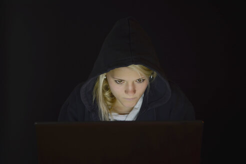 Junge Frau benutzt Laptop bei Nacht - BFRF000306