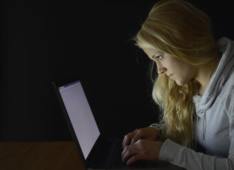 Junge Frau mit Laptop - BFRF000308