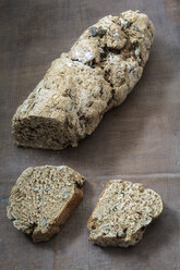 Selbstgebackenes Roggenbrot mit Kürbiskernen auf Holztisch, Studioaufnahme - EVGF000250