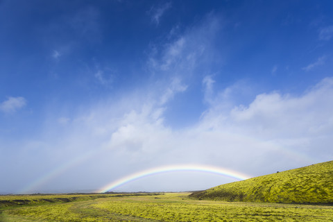 Island, Kirkjubaerklaustur, Regenbogen im Hochland, lizenzfreies Stockfoto