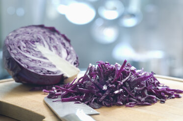 Rotkohl auf Holzbrett - AS005185