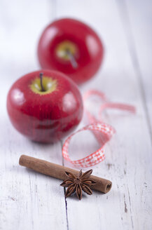 Rote Äpfel, Anis und Zimtstange - ODF000553