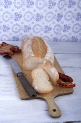 Ciabatta-Brot mit getrockneten Tomaten auf Holztisch - ODF000560