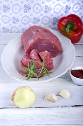 Rinderbraten mit Paprika, Zwiebeln, Knoblauch und Tomatenmark auf dem Holztisch - ODF000561