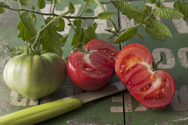 Brandywine-Tomaten (Solanum lycopersicum), in Scheiben geschnitten und ganz, Studioaufnahme - CSF020117