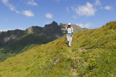 Österreich, Kärnten, Karnische Alpen, Wanderin - SIEF004490