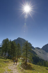 Austria, Carinthia , Karawanks, Feistritz at Rosental, hikers - SIE004500