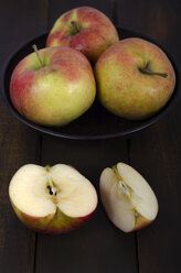 Organic apples on wooden table - ODF000574