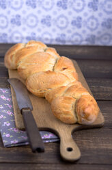 Geflochtenes Hefebrötchen auf Holztisch - ODF000577