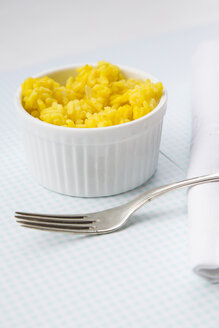 Risotto (Risotto milanese), Gabel und Serviette, Studioaufnahme - LVF000240