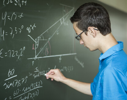 Austria, Student calculating at blackboard - DIS000112