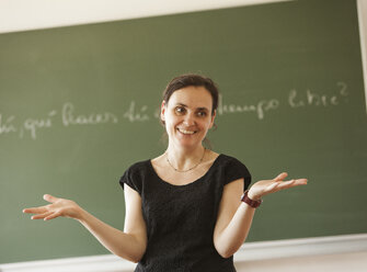 Österreich, Lehrerin vor der Tafel - DIS000118