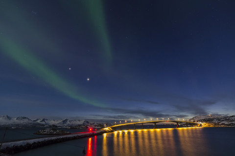 Norwegen, Provinz Troms, Blick auf Aurora Borealis bei Tromso, lizenzfreies Stockfoto