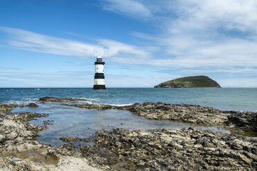 Great Britain, Wales, Anglesey, light house at Penmon Point, right Puffin Island - ELF000524