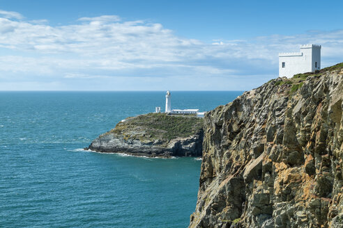 UK, Wales, Anglesey, Holy Island, Steilküste von South Stack mit Leuchtturm - ELF000535