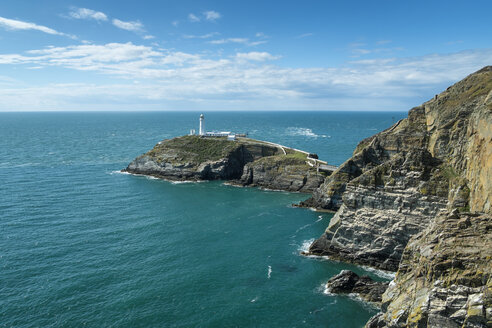 UK, Wales, Anglesey, Holy Island, Steilküste von South Stack mit Leuchtturm - ELF000533