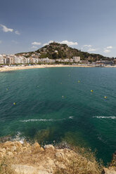 Spanien, Katalonien, La Selva, Costa Brava, Blanes, Blick auf Strand und Castell Ermita de Sant Joan - WIF000141