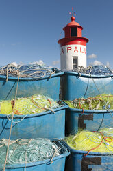 Frankreich, Bretagne, Landeda, Leuchtturm und Kisten mit Fischernetzen im Hafen - LA000205