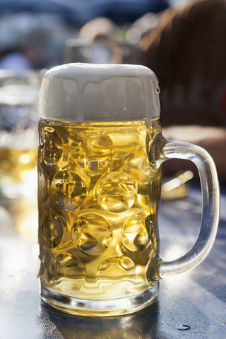 Deutschland, München, ein Liter Bier, lizenzfreies Stockfoto