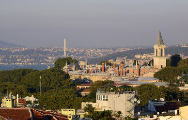 Türkei, Istanbul, Stadtbild mit Bosporus-Brücke, Altstadt Sultanahmet und Topkapi-Palast - LH000289