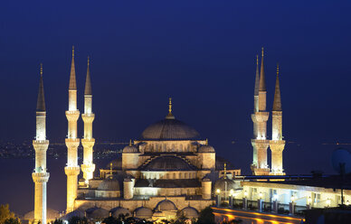 Türkei, Istanbul, Blaue Moschee bei Nacht - LH000284