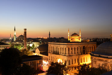 Türkei, Istanbul, Stadtbild mit Konstantinssäule, Atik Ali Pascha Moschee und Nuruosmaniye Moschee - LH000285