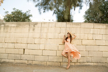 Malta, San Gwann, junge Frau posiert vor einer Steinmauer - SPCF000003