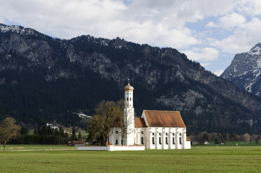 Deutschland, Bayern, Schwaben, Schwangau, Blick zur Wallfahrtskirche St. Coloman - LB000328
