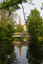 Deutschland, Niederbayern, Bayerischer Wald, Zwiesel am Regen, Blick auf die St. Nikolaus-Kirche - LB000333