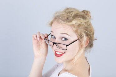 Porträt einer jungen Frau mit Brille - DRF000256