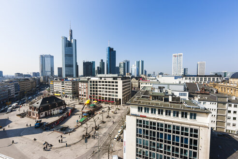 Deutschland, Hessen, Frankfurt, Blick auf das Finanzviertel mit Commerzbank-Turm, Europäischer Zentralbank, Helaba, Opernturm und Katharinenkirche - AM000959