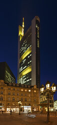 Deutschland, Hessen, Frankfurt, Blick auf das Commerzbank-Hochhaus bei Nacht - AMF000975