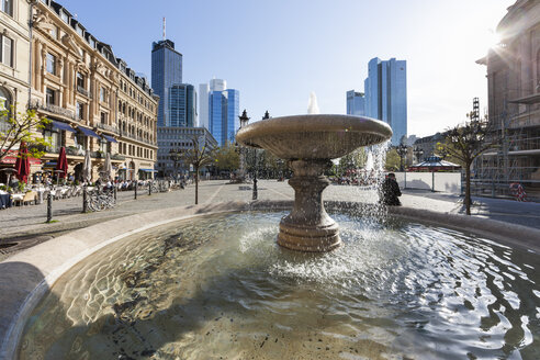 Deutschland, Hessen, Frankfurt, Springbrunnen am Opernplatz - AMF000962