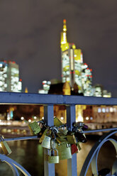 Germany, Hesse, Frankfurt, love locks at the railing of footbridge Eiserner Steg - AMF000970