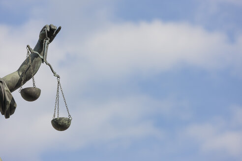 Deutschland, Hessen, Frankfurt, Gerechtigkeitsbrunnen, Detail der Skulptur der Justitia - AMF000976