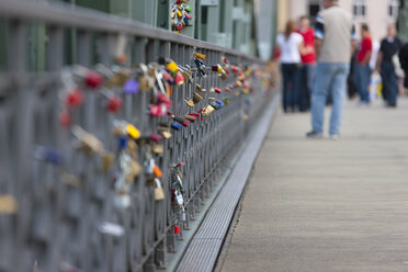 Germany, Hesse, Frankfurt, view of footbridge Eiserner Steg with love locks at railing - AM000967