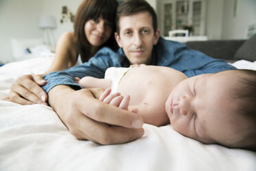 Junge Eltern mit ihrem neugeborenen Sohn zu Hause - JATF000403