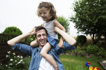 Father with his little daughter on his shoulders - JATF000418