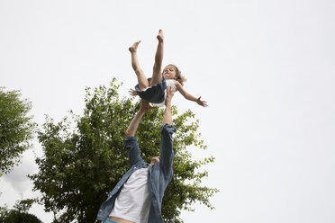Vater spielt mit seiner kleinen Tochter im Garten - JATF000436